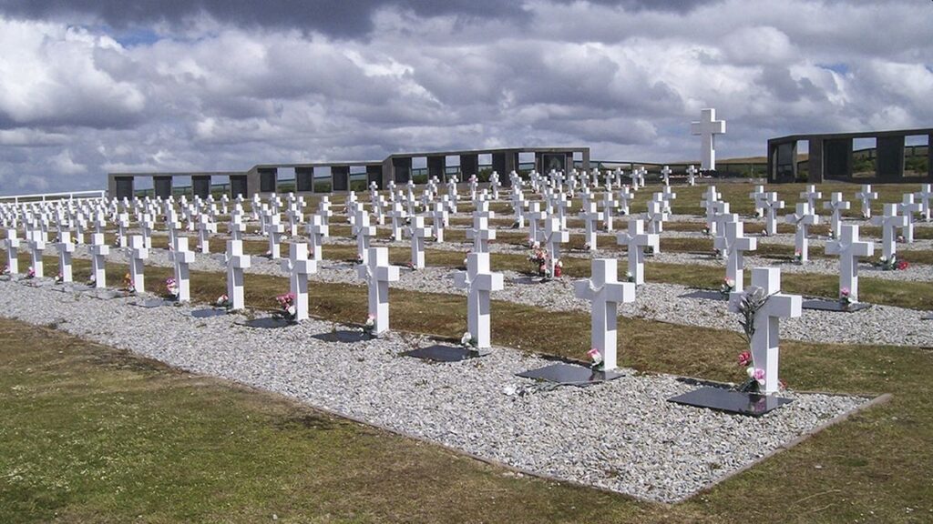 La Cruz Roja identifica los restos de combatientes argentinos de la guerra de Malvinas enterrados en una fosa común