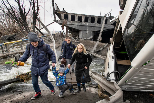 Residentes en Irpi, Ucrania, huyen de sus hogares bajo el bombardeo del ejército ruso