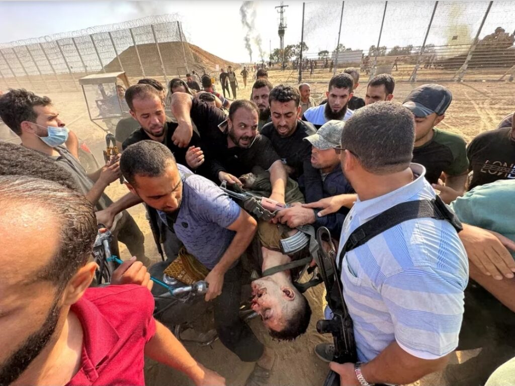 Israel en guerra: Hamas se infiltró, asesinó y secuestró decenas de civiles y desfila por Gaza con cadáveres de soldados